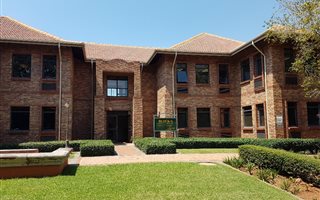 560 m² Office Space in Lyttelton Manor