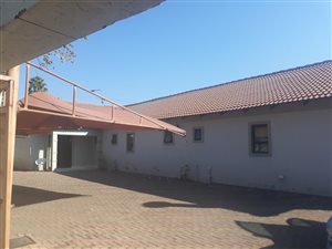 8 Bed House in Primrose