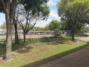 967 m² Office Space in Halfway House