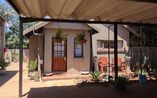 2 Bedroom Townhouse in Lyttelton Manor