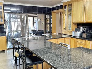 6 Bed House in Zeekoevlei
