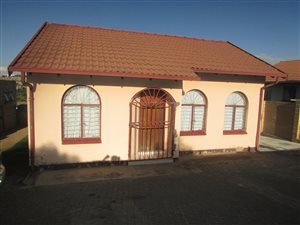 2 Bed House in Lombardy West