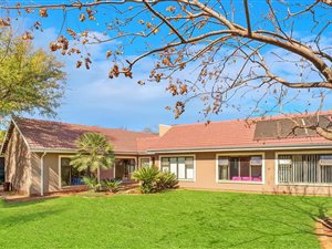 4 Bed House in Edelweiss