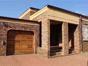 5 Bed House in Three Rivers East
