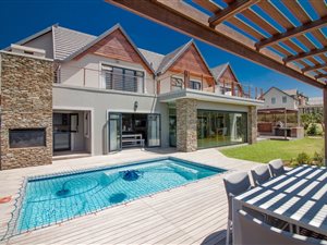 4 Bed House in Cotswold Downs Estate