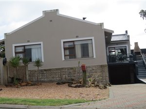 3 Bed House in Stilbaai