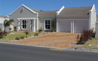 3 Bedroom House in Sunningdale