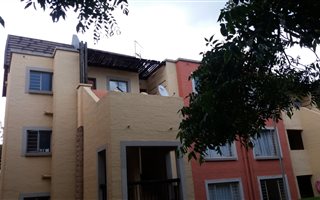 Bachelor apartment in Clubview
