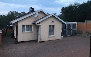 2 Bedroom Simplex in Lombardy West