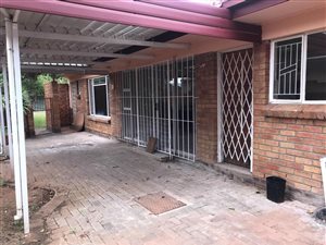 5 Bed House in Universitas