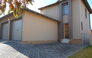 3 Bedroom Townhouse in Ruimsig Country Estate
