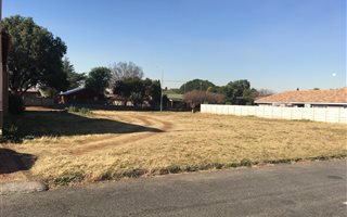 496 m² Land available in Rothdene