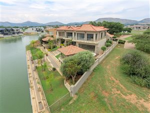 6 Bed House in The Islands Estate
