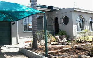 3 Bedroom House in Dan Pienaarville