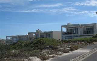 4 Bedroom House in Bloubergstrand