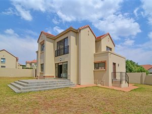3 Bed House in Tallyns Reach Estate