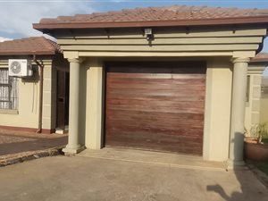 3 Bed House in Olievenhoutbosch