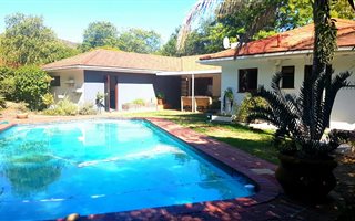 5 Bedroom House in Onder Papegaaiberg