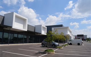 595 m² Commercial space in Die Hoewes