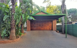 4 Bedroom House in Rooihuiskraal