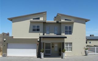 4 Bedroom House in Sunset Estate