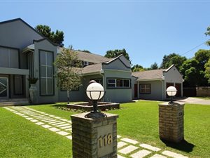 5 Bed House in Queenstown Central