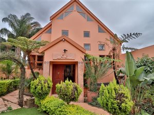 5 Bed House in Montana Park