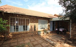 2 Bedroom Simplex in Pierre van Ryneveld