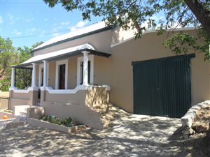 3 Bedroom House in Graaff Reinet