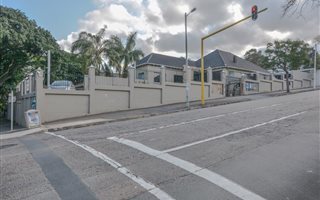 700 m² Commercial space in Essenwood