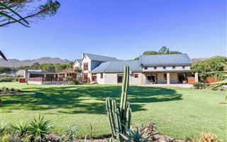 5 Bedroom House in High Riding Country Estate