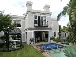 5 Bed House in Silver Lakes Golf Estate