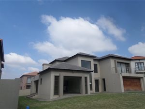 5 Bed House in Blue Valley Golf Estate