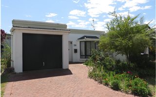 3 Bedroom House in Onder Papegaaiberg