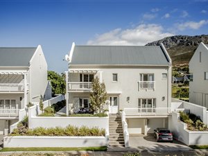 3 Bed Townhouse in Steenberg
