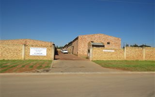 120 m² Commercial space in Willow Park Manor