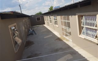 7.5 Bedroom Duplex in Daveyton
