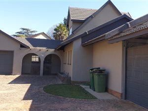 6 Bed House in Brackenhurst