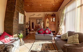 4 Bedroom House in Blomtuin