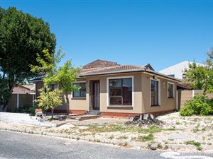 3 Bed House in Malibu Village