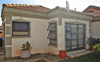 3 Bedroom House in Roodekop