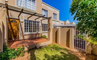 3 Bedroom Townhouse in Roodekrans