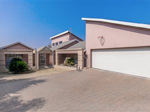 5 Bed House in Bloubosrand