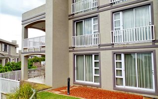 2 Bedroom Apartment in Pinnacle Point Golf Estate