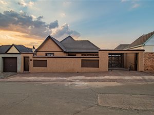 3 Bed House in Protea North