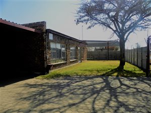 700 m² Commercial space in Aureus