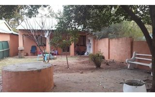 2 Bedroom Garden Cottage in Glen Austin
