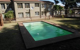 2 Bedroom Townhouse in Die Hoewes