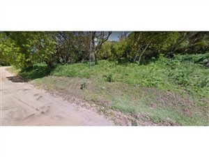 1000 m² Land available in Southport
