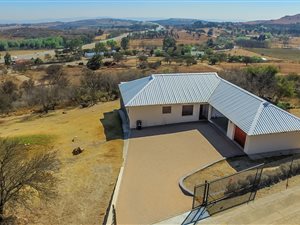 1.1 ha Farm with House in Hartzenbergfontein